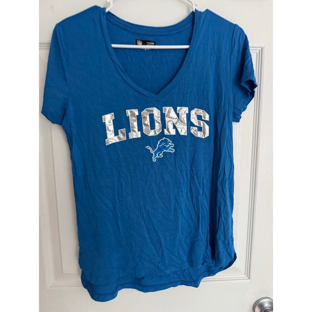 NFL Detroit Lions Team Apparel Women’s Blue and Silver V-Neck T-Shirt Sz: Medium